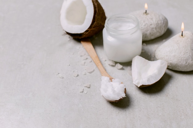 Foto grátis Óleo de coco, velas e toalhas