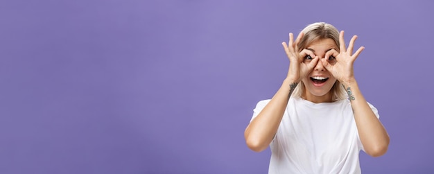 Foto grátis olhando para descontos incríveis retrato de impressionado divertido e feliz bonita jovem elegante