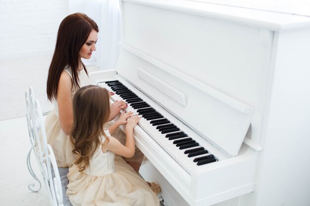 Olhar, atrás de, mãe, filha, tocando, branca, piano