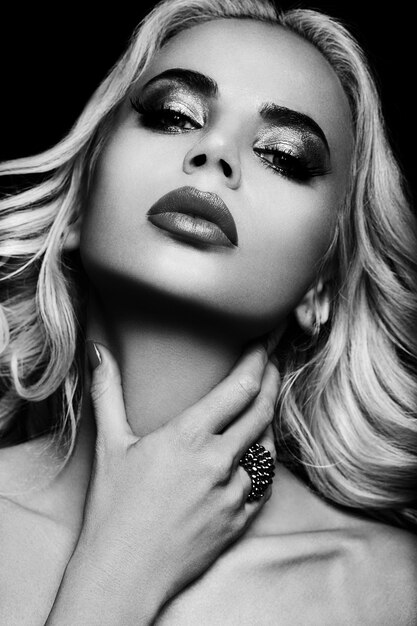 Olhar de alta moda. retrato de closeup glamour do modelo bonito caucasiano elegante jovem mulher com maquiagem brilhante e perfeita pele limpa