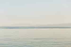 Foto grátis olhe da costa no mar infinito e no barco nele