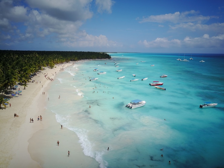 Foto grátis olhe de cima em água turquesa ao longo da praia dourada em algum lugar da república dominicana