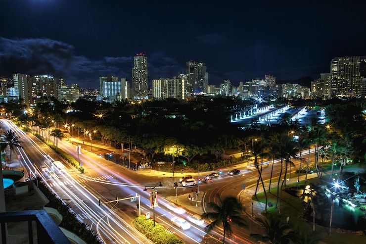 Foto grátis olhe de cima em estradas cruzando a cidade noturna