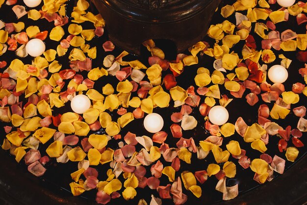 Olhe de cima, em velas de fogo branco, flutuando