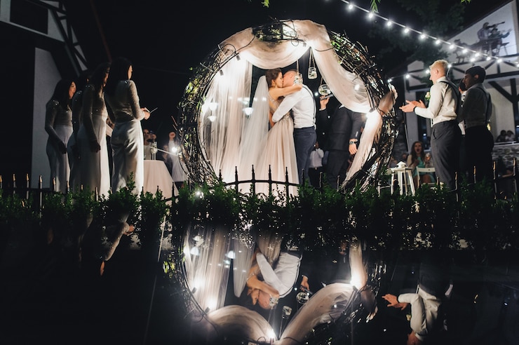 Foto grátis olhe de trás do altar de casamento no casal de noivos alegre durante a cerimônia