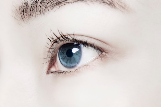 Olho de mulher com lente de contato inteligente