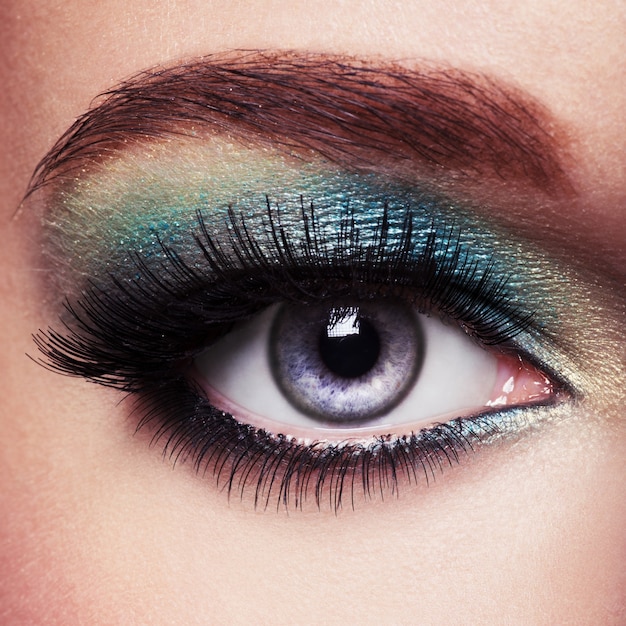 Olho de mulher com maquiagem de olhos verdes
