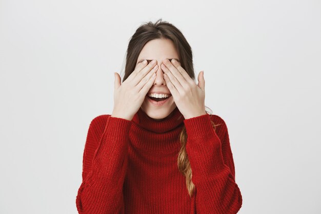 Olhos de capa de mulher sorridente, espere surpresa
