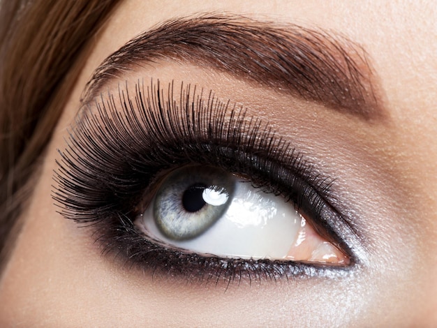 Olhos de mulher com maquiagem preta. imagem de estilo macro. cílios longos