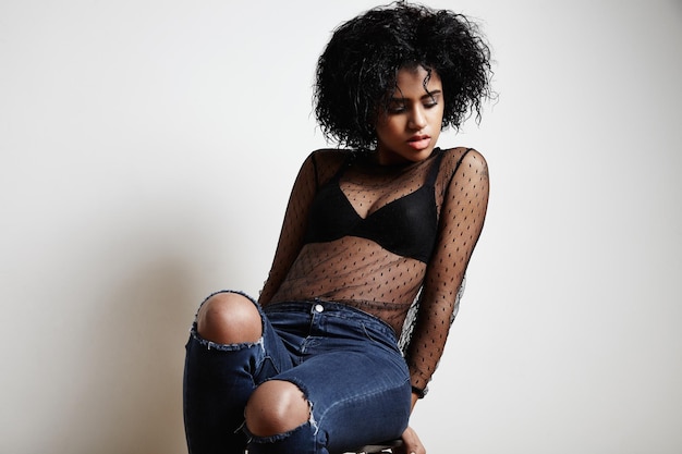 Omã muito preto usa jeans