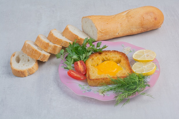 Omelete com fatias de pães brancos no saco.