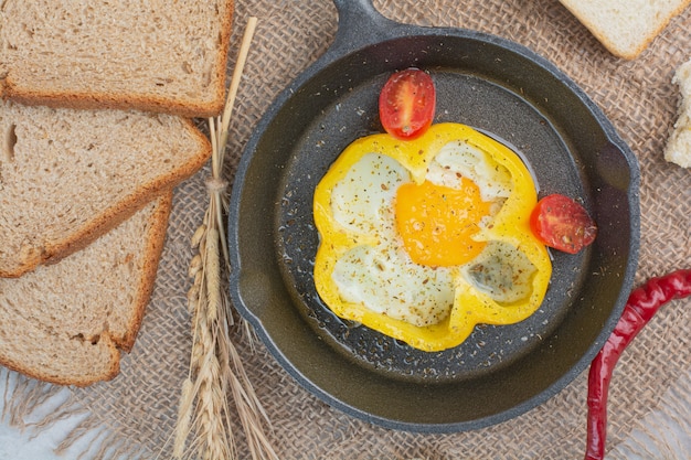 Foto grátis omelete com fatias de pães brancos no saco.