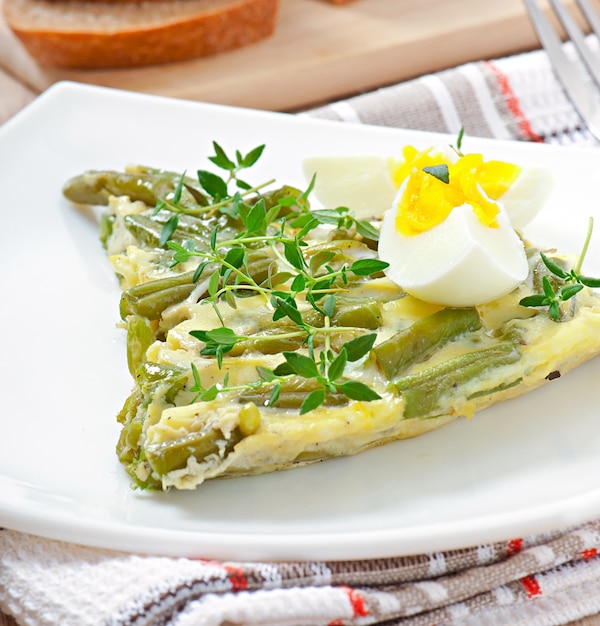 Foto grátis omelete com feijão verde