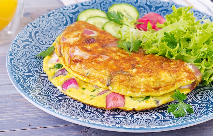 Foto grátis omelete com rabanete, cebola roxa e salada fresca