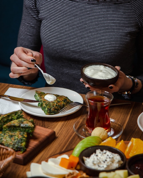 omelete com verdura coberta com creme de leite