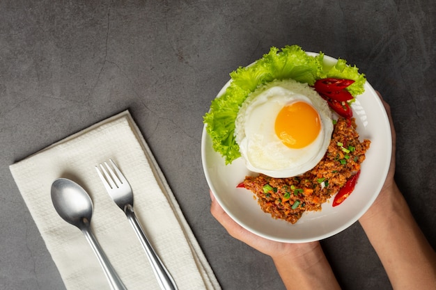 Omelete crocante coberto com carne de porco picada e molho de vegetais mistos