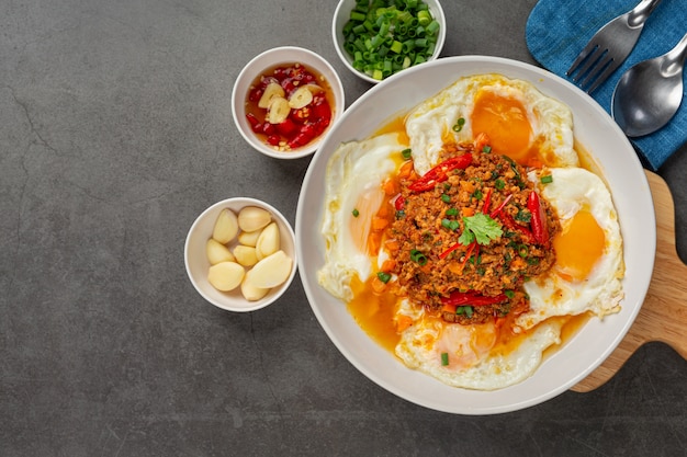 Omelete crocante coberto com carne de porco picada e molho de vegetais mistos