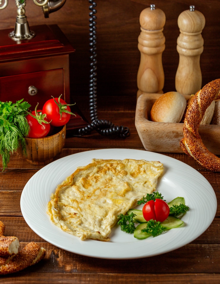 Foto grátis omelete de ovos fritos na mesa.