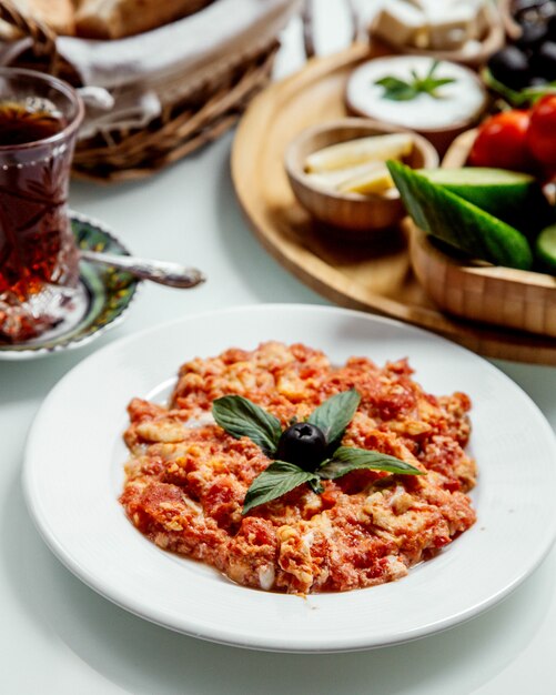 Omelete de tomate e chá preto em vidro armudu