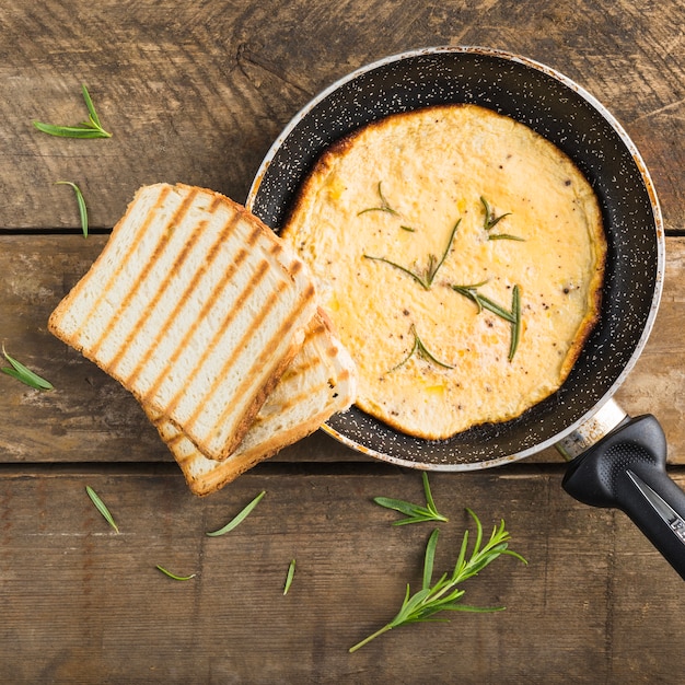 Foto grátis omelete e torradas