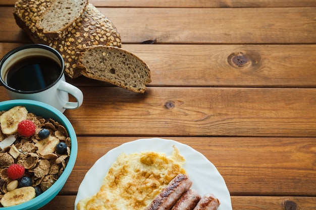 Foto grátis omelete, muesli e pão