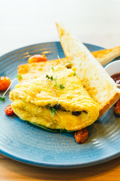 Foto grátis omelete spanich em prato