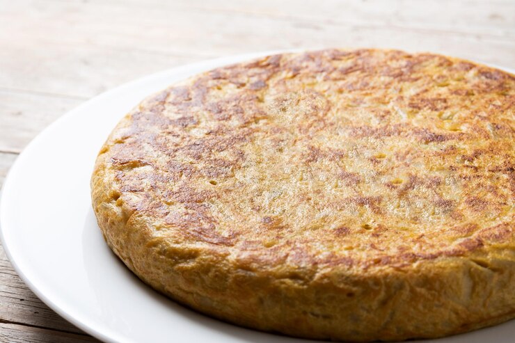 Foto grátis omelete tradicional espanhol em mesa de madeira