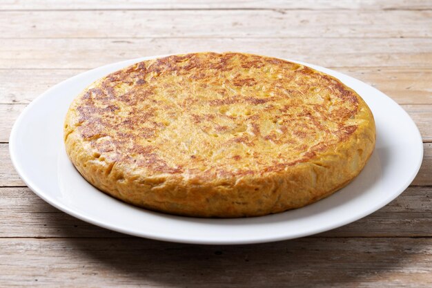 Omelete tradicional espanhol em mesa de madeira