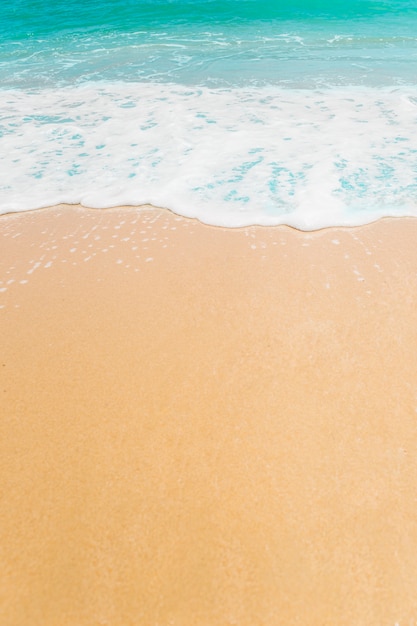 Foto grátis onda e fundo da praia da areia com espaço da cópia.