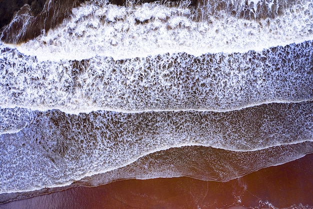 Ondas com espuma de água na praia