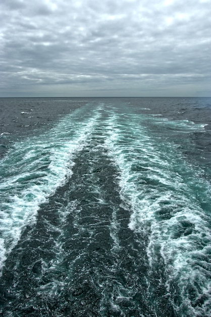 Foto grátis ondas espumosas na superfície da água atrás do navio de cruzeiro