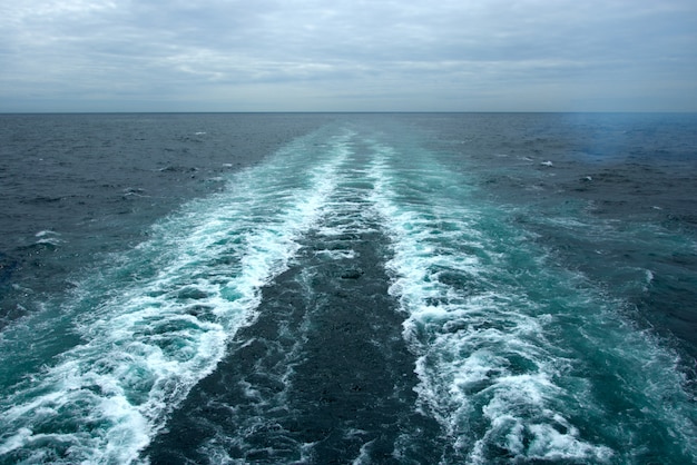 Foto grátis ondas espumosas na superfície da água atrás do navio de cruzeiro
