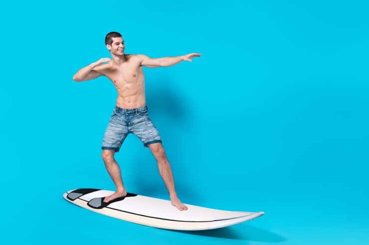 Foto grátis ondas felizes da equitação do surfista