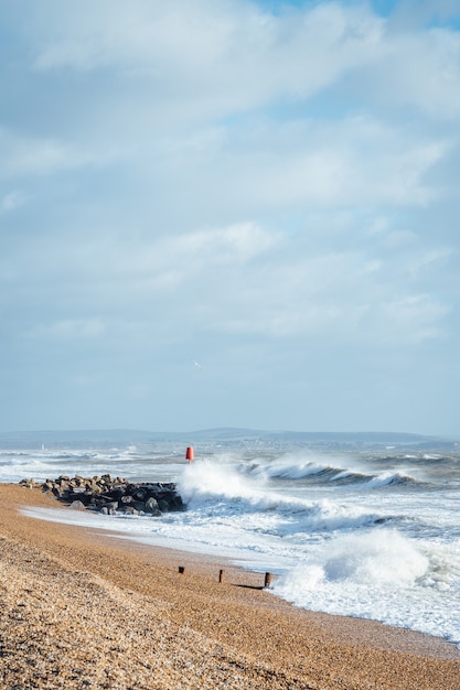 Ondas lavando a praia durante o tempo nublado