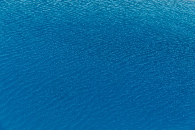 Ondas pequenas no mar calmo em algum lugar na Grécia