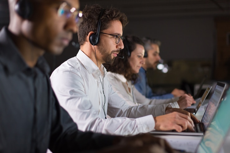 Foto grátis operador confiante de call center conversando com o cliente