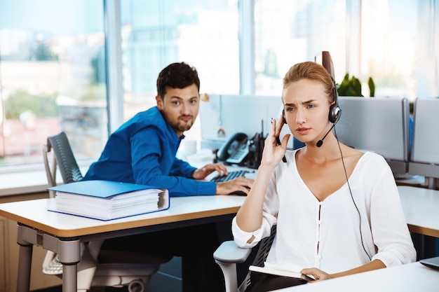 Operador de telefone de suporte feminino bonito jovem falando, consultoria, escritório