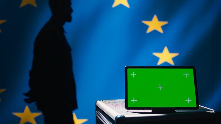 Foto grátis operador de uma agência da união europeia que utiliza tecnologia militar num tablet de ecrã verde