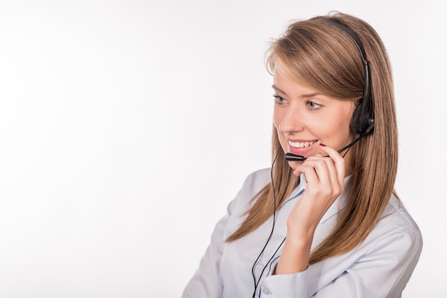 Operador feminino de telefone de suporte sorridente alegre no fone de ouvido desligado