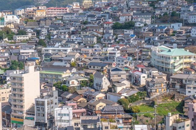 Opinião do panorama da cidade de nagasaki com fundo do montain e do céu azul, arquitectura da cidade, nagasaki, kyushu, japão