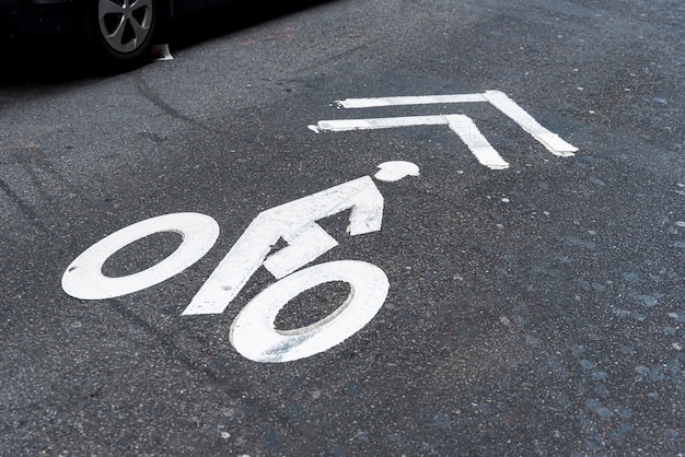 Opinião superior de sinal de estrada da bicicleta