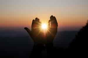 Foto grátis oração espiritual, mãos, sol, brilhar, com, obscurecido, bonito, pôr do sol