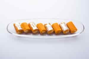 Foto grátis orange roll barfee ou barfi sweet ou mitlai