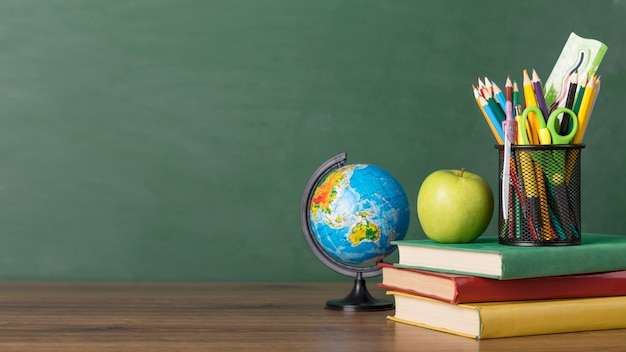 Organização do dia da educação em uma mesa com espaço de cópia