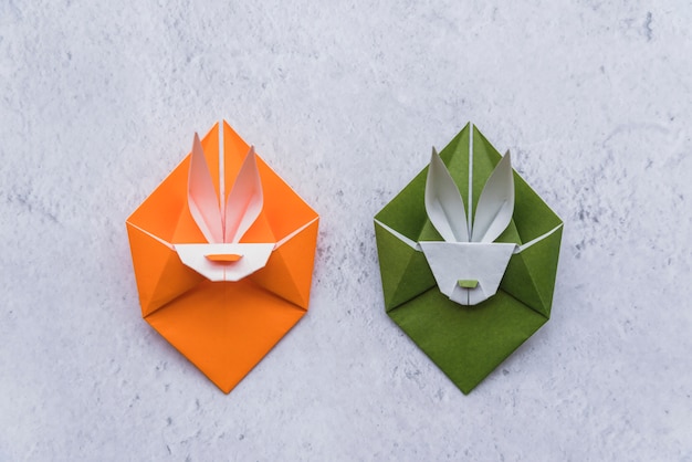 Origami de coelhos verdes e laranja