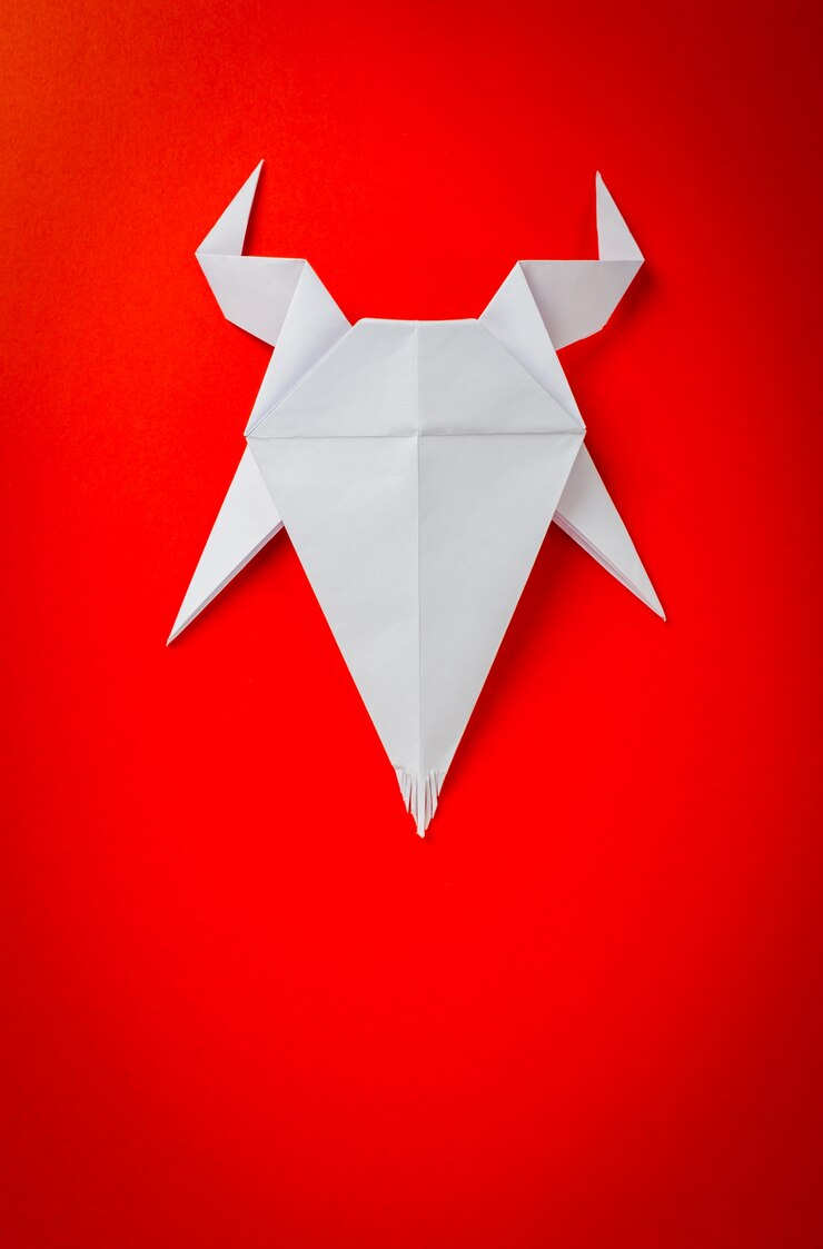 Foto grátis origami papel de cabra no fundo vermelho. ano novo do bode de 2015.