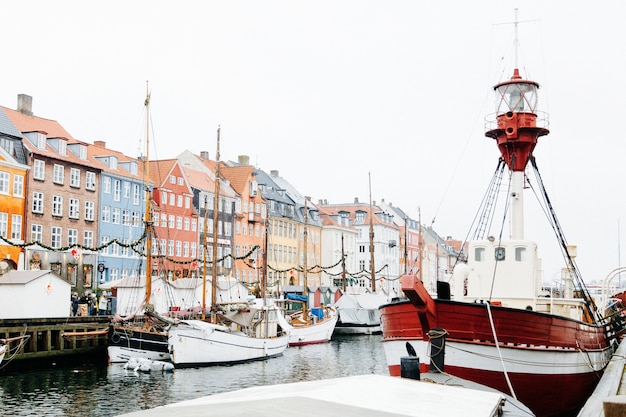 Foto grátis orla marítima da cidade com barcos ancorados