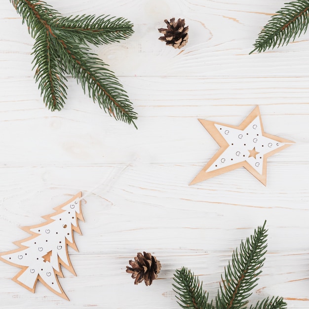 Foto grátis ornamentos artesanais de natal com ramo de abeto