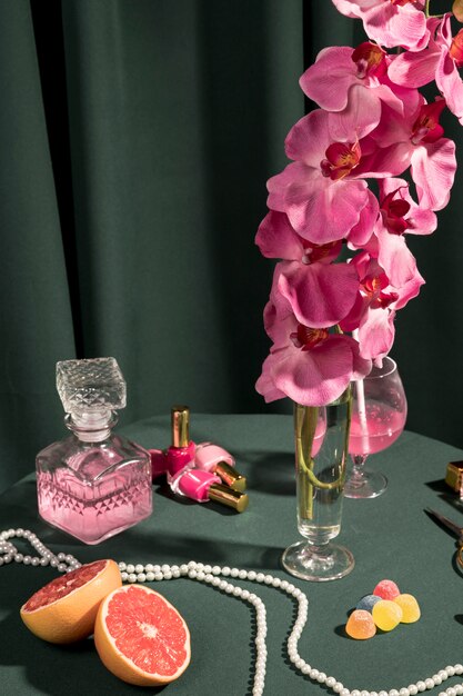 Orquídea rosa ao lado de arranjo feminino