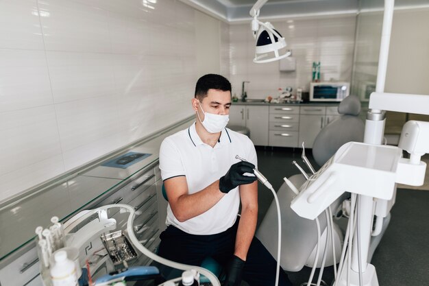 Ortodontista no escritório preparando instrumentos cirúrgicos
